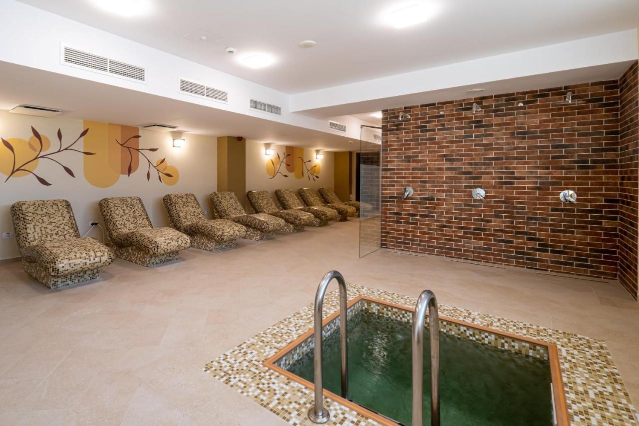 Fiald Hotel & Spa Bacău エクステリア 写真