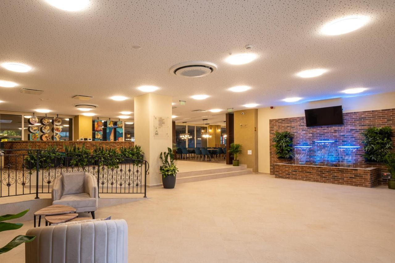 Fiald Hotel & Spa Bacău エクステリア 写真