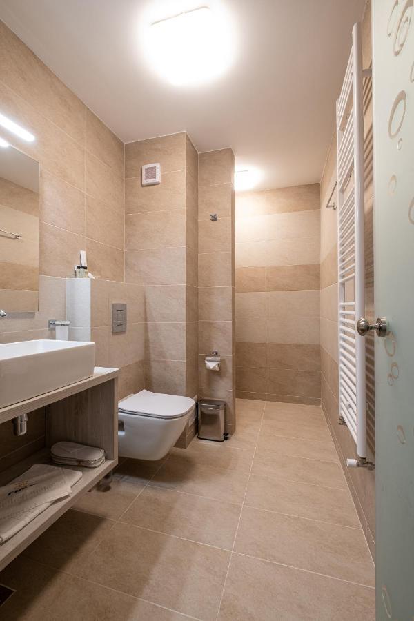 Fiald Hotel & Spa Bacău エクステリア 写真