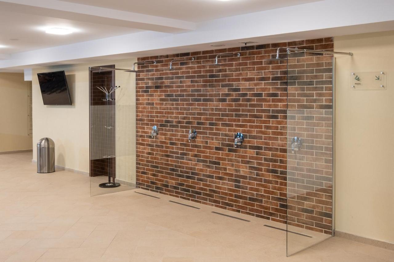 Fiald Hotel & Spa Bacău エクステリア 写真