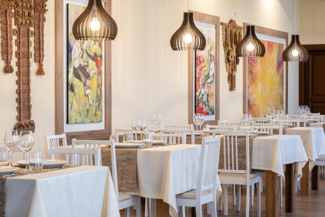 Fiald Hotel & Spa Bacău エクステリア 写真