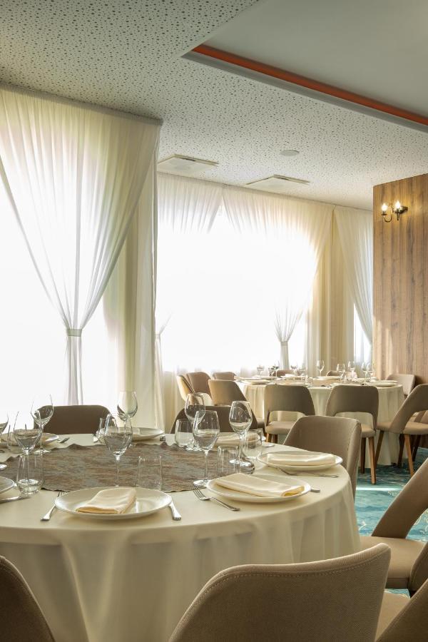 Fiald Hotel & Spa Bacău エクステリア 写真
