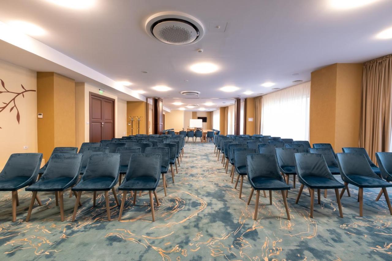 Fiald Hotel & Spa Bacău エクステリア 写真